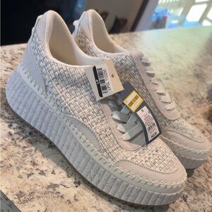 Universal Thread Cream Woven Sneakers